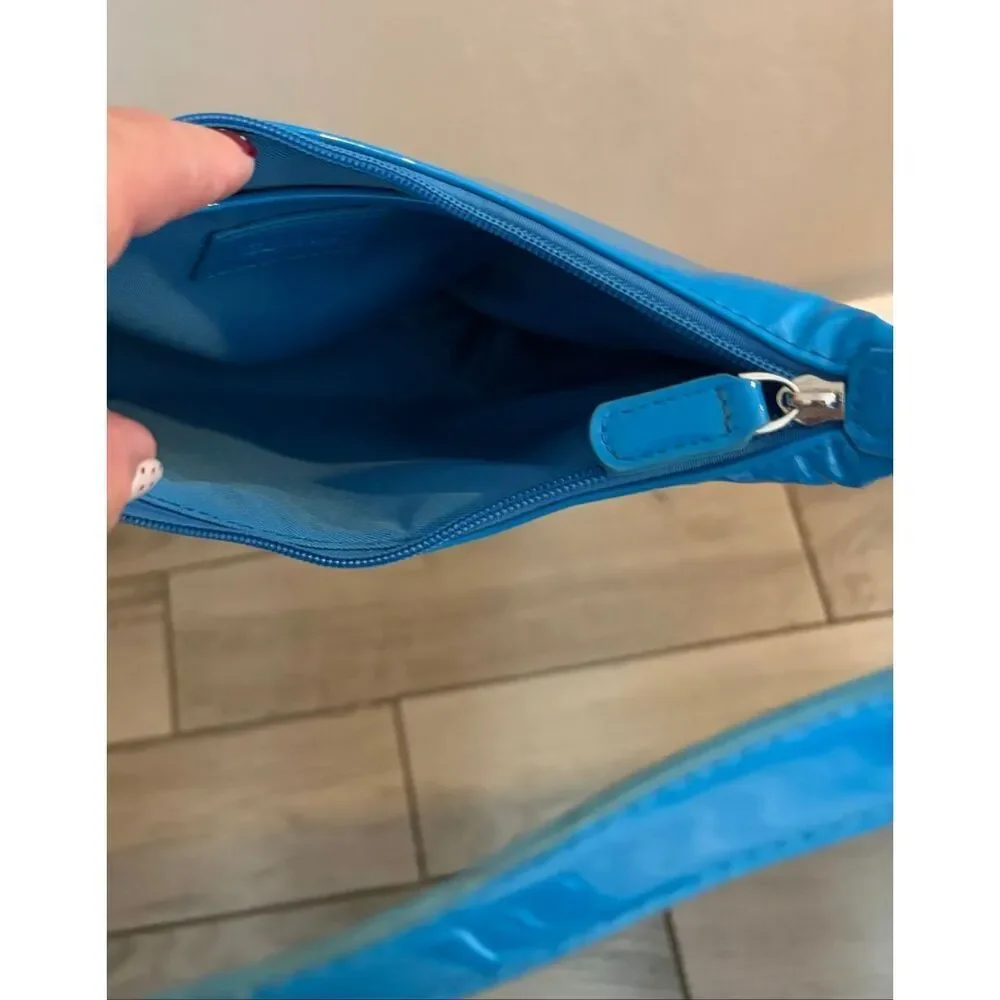 Glynit Molly shoulder bag in patent classic blue